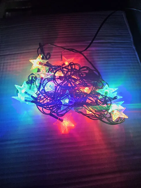 Гірлянда електрична, нитка різнокольорова, на 28 led, чорний шнур завдовжки 5 метрів із "Зірочками" — фото 2