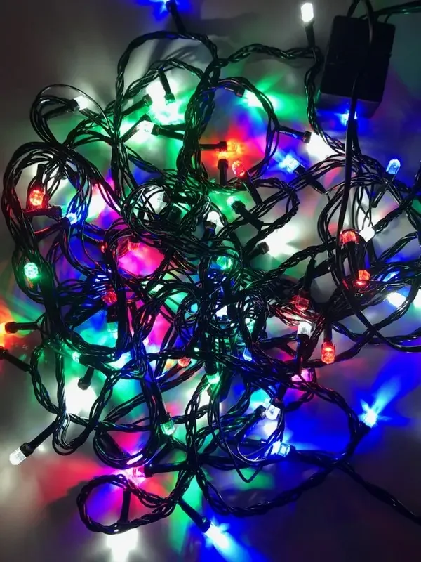 Гірлянда електрична різнобарвна, нитка на 100 led, чорний шнур довжиною 8 метрів