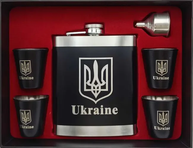 Подарунковий набір: фляга 540 мл з нержавіючої сталі у шкірі «Герб України», лійка, 4 чарки.