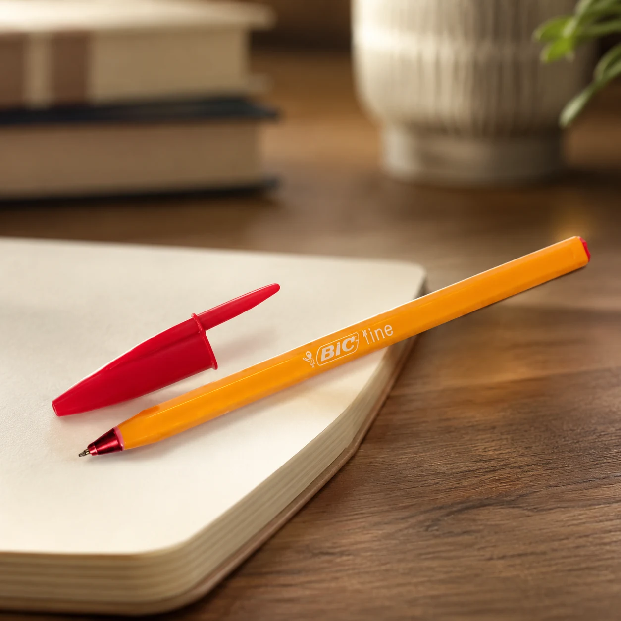 Ручка BIC Orange червона — Ручки та олівці