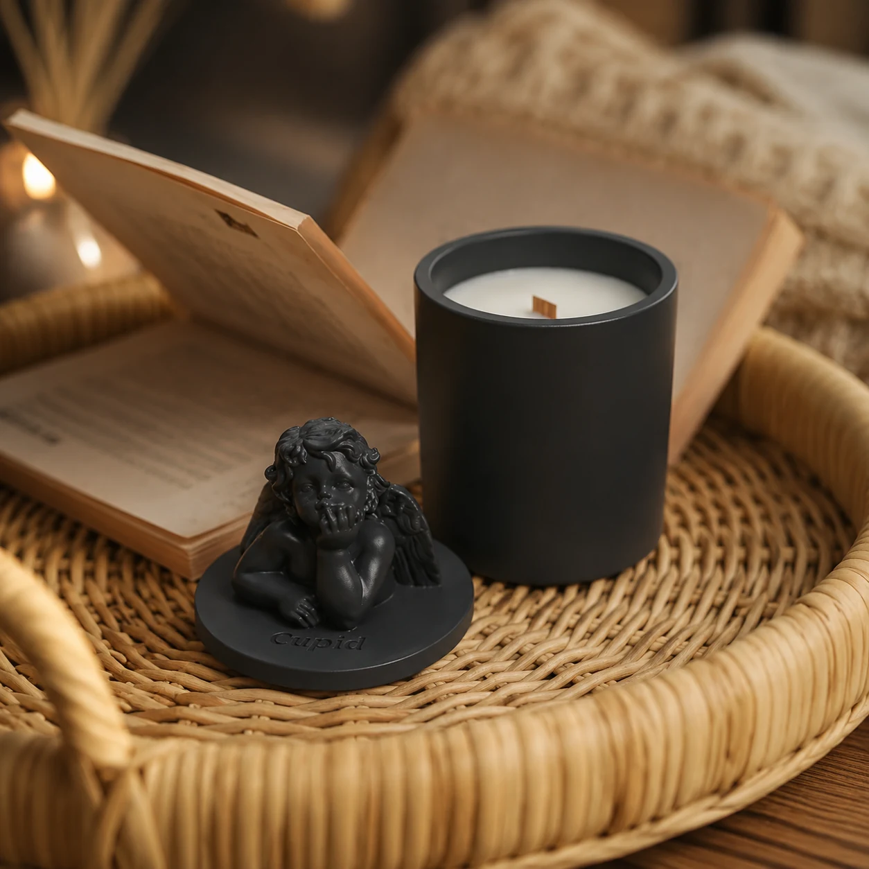Свічка парфумована CUPID SANTAL GRAFITE 100% WOOD WAX 165g 35h NAC 1034GF — Подарунки та сувеніри