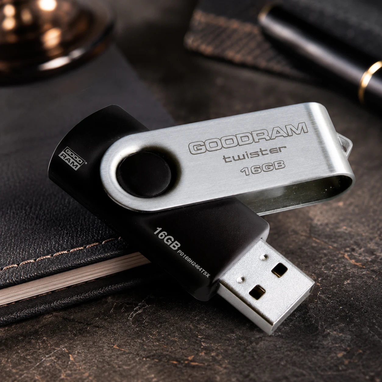 USB флеш накопичувач 32Gb GOODRAM UTS2 TWISTER USB2.0 (UTS2-0320K0R11) — Флешки та накопичувачі