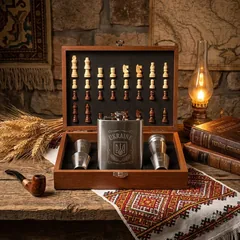 Подарунковий набір в дерев'яній коробці: фляга з нержавіючої сталі 240 мл, лійка, 4 чарки, шахи — фото 1